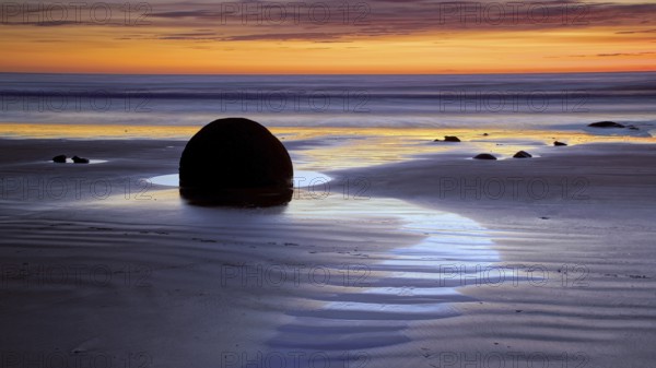 New Zealand, South Island, Moeraki Blders, stone balls, beach, sea, clouds, sunset, New Zealand