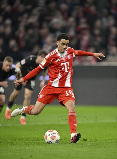 Goal kick Action Goal chance Penalty kick, Penalty kick Jamal Musiala FC Bayern Munich FCB (10) Soccer Bundesliga, Allianz Arena, Munich, Bavaria, Germany