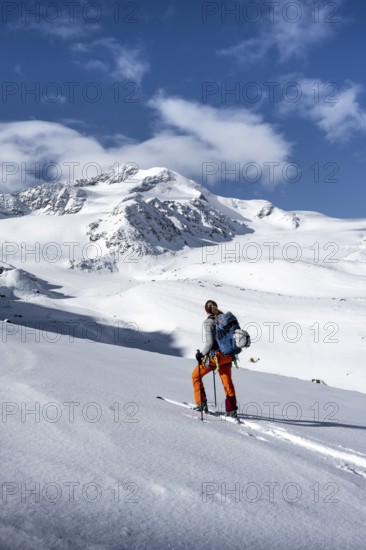 Ski tourers, behind the summit of Monte Cevedale, snow-covered mountain landscape, Ortler Alps, Vinschgau Valley, Italy