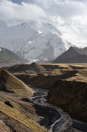 Achik Tash river, Achik Tash valley, behind glaciated and snow-covered mountain peak Pik Lenin, Trans Alay Mountains, Pamir Mountains, Osh Province, Kyrgyzstan