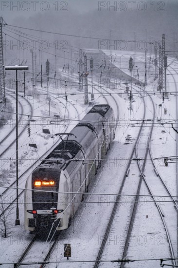 Winter weather, heavy snowfall, railway tracks in front of Essen main station, RE1, RRX, Rhine-Ruhr Express, local train, North Rhine-Westphalia, Germany