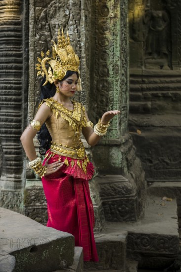 Young woman dressed as a temple dancer, Apsara, Ta Prohm, Angkor Wat, Angkor, UNESCO World Heritage Site, Siem Reap, Cambodia, Indochina, Southeast Asia