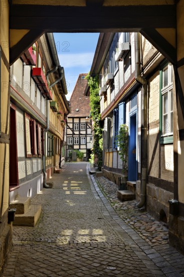 Idyllic narrow alley with half-timbered houses and cobblestones in the historic old town, passage through a half-timbered house, UNESCO World Heritage Site, Quedlinburg, Saxony-Anhalt, Germany