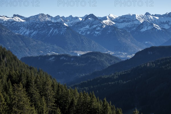 View from the high-altitude hiking trail from Bolsterlanger Horn to Riedberger Horn, snow-capped mountains of the Allgäu Alps, Bolsterlang, Oberstdorf, Oberallgäu, Allgäu, Bavaria, Germany