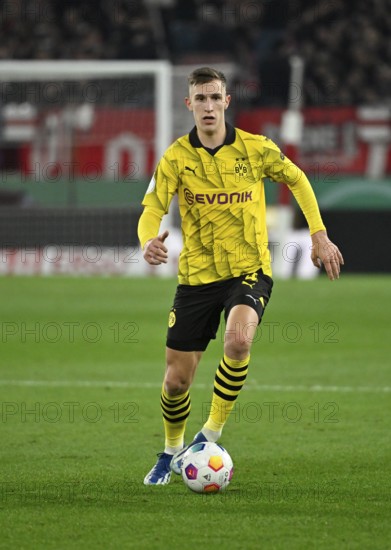 Nico Schlotterbeck Borussia Dortmund BVB (04) on the ball DFB Cup, MHPArena, MHP Arena Stuttgart, Baden-Württemberg, Germany