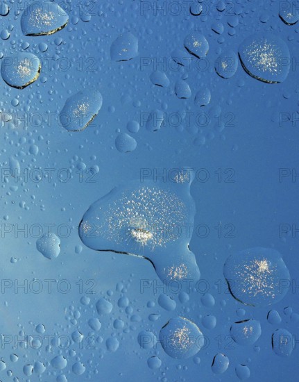 Vereiste Wassertropfen mit Eiskristallen auf Glasdach, Bayern, Deutschland