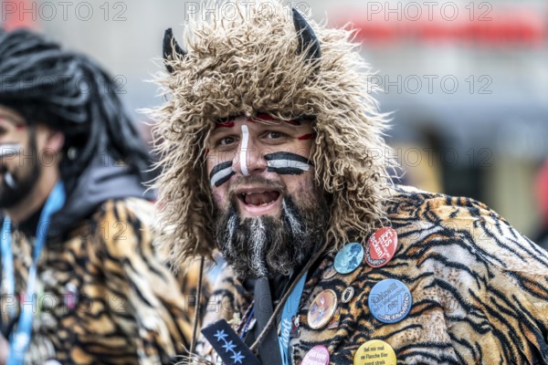Rose Monday procession in Düsseldorf, theme floats and foot groups of the carnival societies and other participants at the street carnival, in some cases heavy rain, North Rhine-Westphalia, Germany