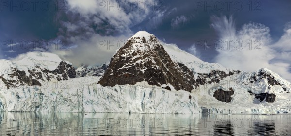 Impressive glacier and mountain landscape under a partly cloudy sky, radiating tranquillity and grandeur, The icy landscape of Antarctica