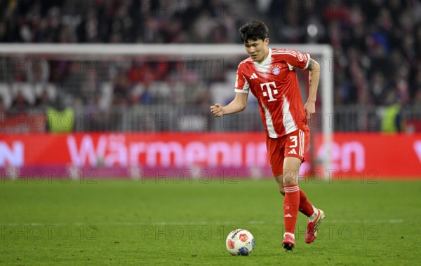 Min-jae Kim FC Bayern Munich FCB (03) Action on the ball Football Bundesliga, Allianz Arena, Munich, Bavaria, Germany