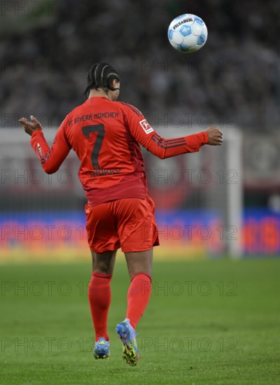 Serge Gnabry FC Bayern Munich FCB (07) Header from behind WWK Arena, Augsburg, Bavaria, Germany