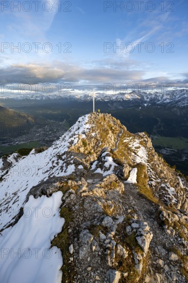 Summit cross at the summit of the Kramerspitz, at sunset, in autumn, Ammergau Alps, in autumn, Bavarian Prealps, Bavaria, Germany
