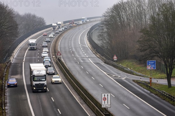 Closure of the A52 motorway, between AK Breitscheid and AS Kettwig, in the direction of Essen, a transitional structure where the roadway merges with the Ruhr Valley Bridge is damaged and must be renewed, how long the repair will take is still unknown, the consequences are long traffic jams and delays for car drivers, the bridge is used daily by more than 80, 000 vehicles and is to be replaced in the long term, it was completed in 1966, it is the longest Steel road bridge in Germany