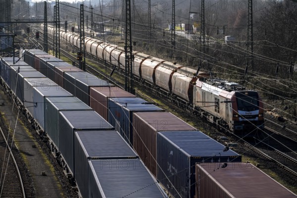 Container trains in the freight yard, so-called installation tracks in Duisburg-Rheinhausen, freight trains are parked here for a short time in front of continuing their journey, either to the trimodal terminal in Logport Duisburg or from there to distant destinations, such as China, as part of the new Silk Road, North Rhine-Westphalia, Germany
