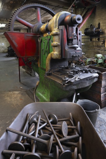 Machine in a drop forge, engine valves in front, formerly Dietz & Pfriem valve factory, today Industrial Museum Lauf, Sicharchard Str., Lauf an der Pegnitz, Middle Franconia, Bavaria, Germany