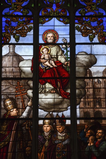 Glass window in the church Église Saint Michel, Dijon, Departement Côte dOr, Region Bourgogne-Franche-Comté, Burgundy, France