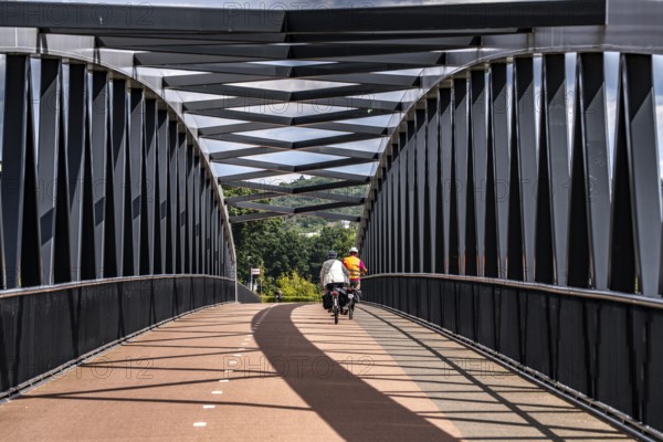 De Massover cycle path bridge, over the Meuse south of Nijmegen, near Cuijk, part of the MaasWaalpad long-distance cycle path, 12 km between Nijmegen and Cuijk, built in 2021, for 15 million euros, Meuse river crossing for cyclists and pedestrians, part of a cycle path network, used by many commuters, next to a railway bridge, Netherlands