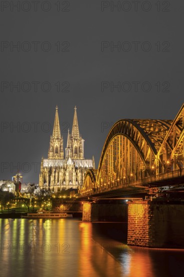 Hohenzollernbruecke, Rhine, Museum Ludwig with Philharmonie, Cologne Cathedral, Cologne, Rhineland, North Rhine-Westphalia, Germany