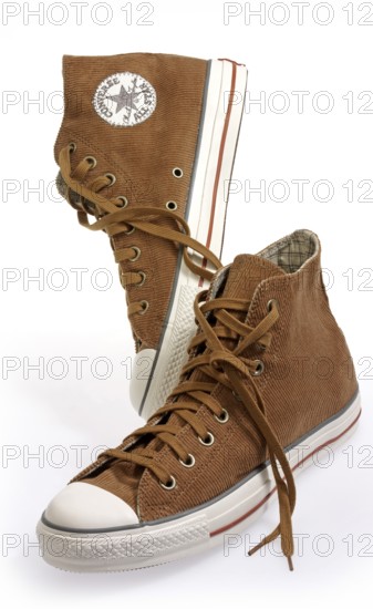 1 pair of shoes, sports shoes, Converse All Stars, in front of a white background, studio shot