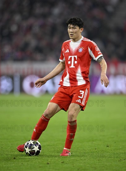 Min-jae Kim FC Bayern Munich FCB (03) Action on the ball Football, Champions League, Allianz Arena, Munich, Bavaria, Germany