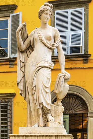 Fontana della Pupporona statue in Piazza San Salvatore, historic city centre, Lucca, Tuscany, Italy