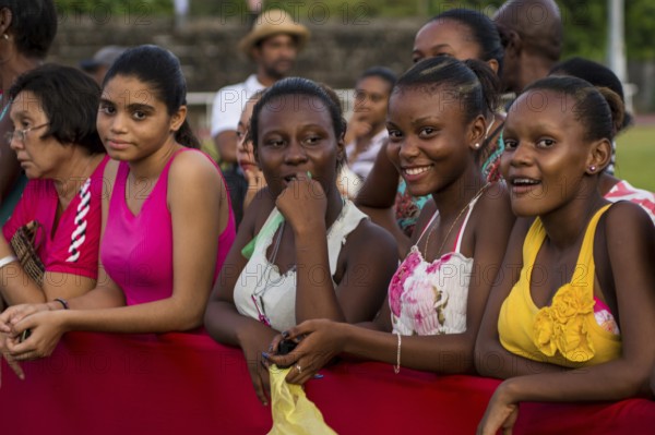 Zuschauer des Internationalen Karnevals auf den Seychellen in Victoria, Mahe, Republik Seychellen, Indischer Ozean
