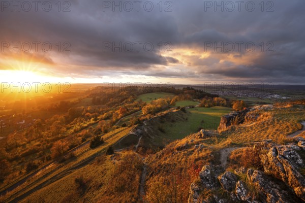 Rain and sun alternating — dramatic autumn atmosphere at the Hohenstaufen Spielburg Nature Reserve