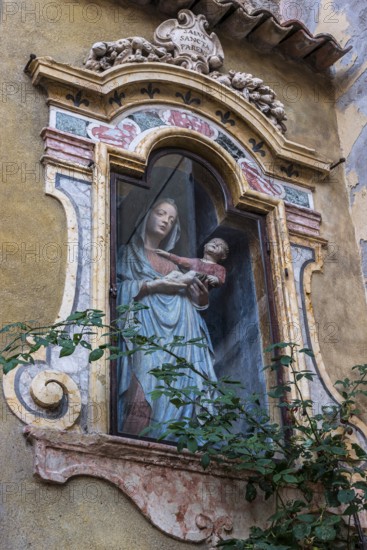 Figure of a saint with child in an alley, Christianity, Mary, Jesus, depiction, Italy