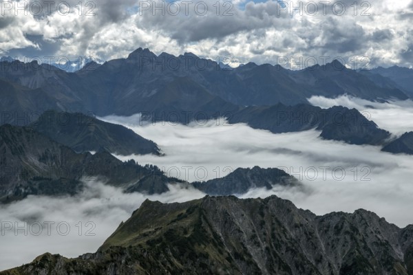 View from the Nebelhorn summit to mountains of the Allgäu Alps, mountains rising from fog in the valley, Oberstdorf, Oberallgäu, Allgäu, Bavaria, Germany