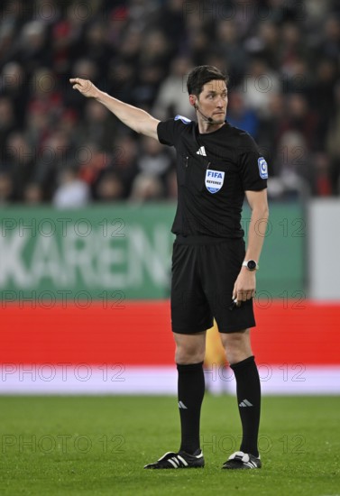 Referee Referee Dr Matthias Jöllenbeck Gesture Gesture WWK Arena, Augsburg, Bavaria, Germany