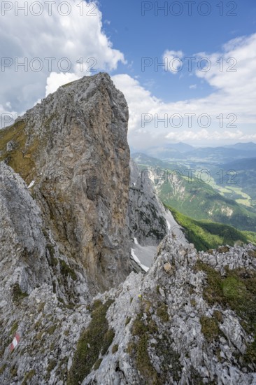 Rocky mountain ridge, ascent to the Maukspitze, clouds moving around the mountains, Wilder Kaiser, Kaiser Mountains, Tyrol, Austria