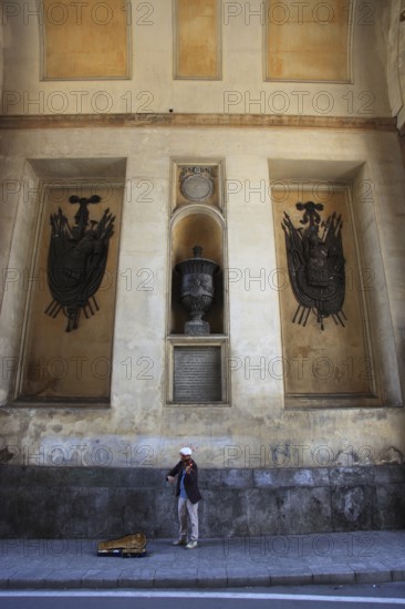 City of Palermo, street musician in the arch of Porta Nuova, new gate, street artist, Sicily, Italy