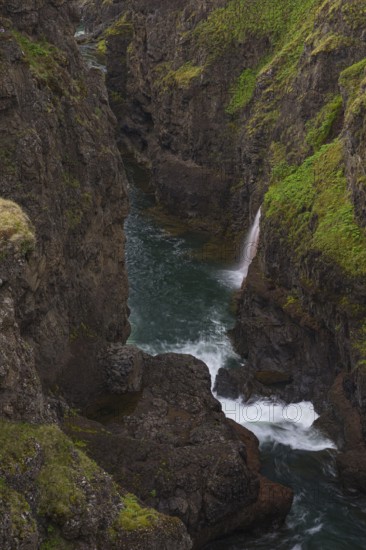 The river Vididalsa eroded the Kolugil canyon