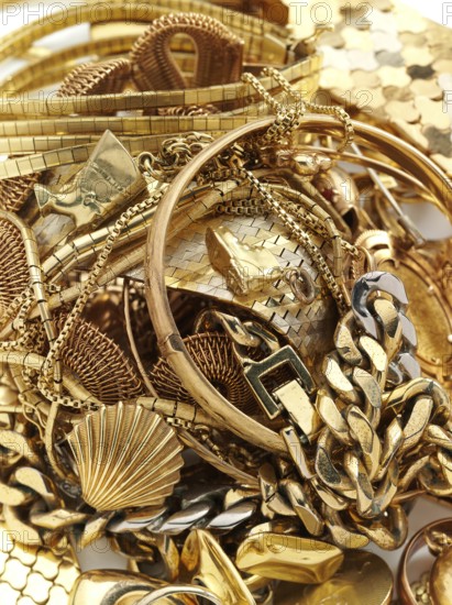 Old gold, various pieces of jewellery, studio shot