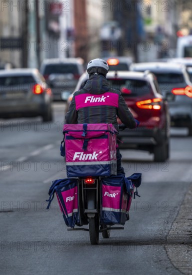 Bicycle courier of the Flink express delivery service, delivers groceries, currently in over 40 German cities, within 10 minutes, orders via an app, works together with the REWE Group, Essen, North Rhine-Westphalia, Germany