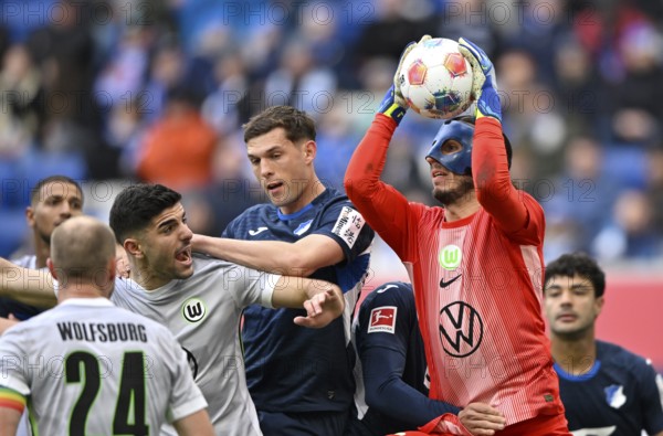 Penalty area scene, Goal area scene Goalkeeper Kamil Grabara VfL Wolfsburg (01) with carbon mask Action Soccer Bundesliga, PreZero Arena, Sinsheim, Baden-Württemberg, Germany