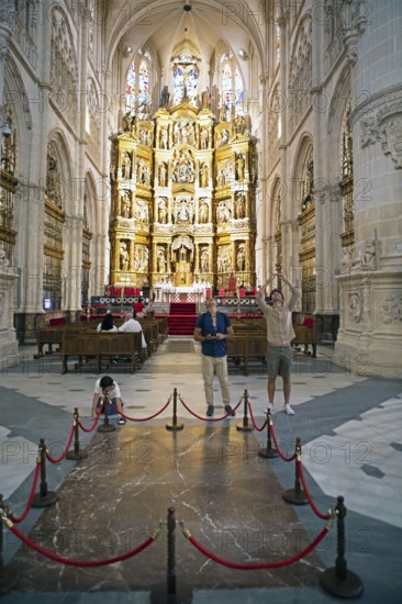 Visitors at the tomb of El Cid in the Cathedral of Santa Maria of Burgos, behind the main altar made of gold leaf, historic centre, province of Burgos, Castile and Leon, Spain