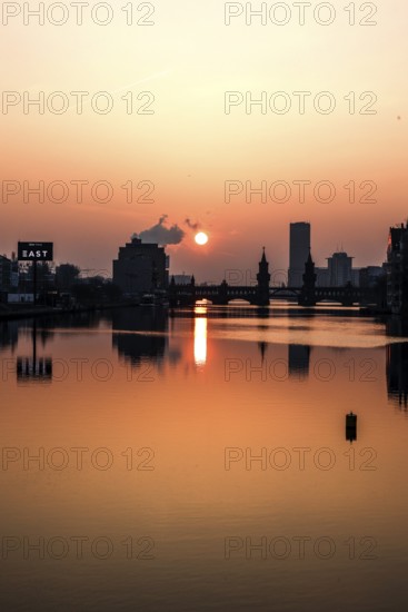 View over the Spree to Oberbaum Bridge during sunrise, Berlin, 09/02/2025, Berlin, Berlin, Germany