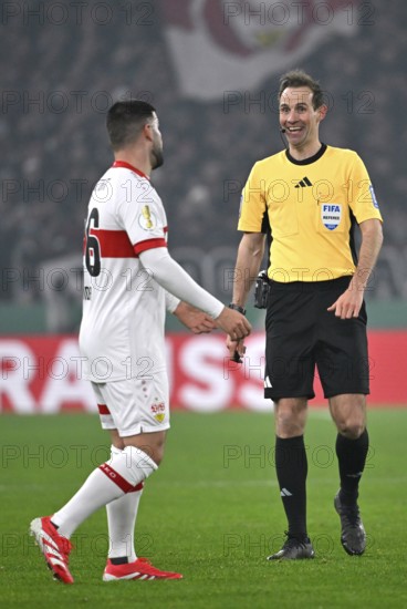 Referee Sascha Stegemann in discussion with Deniz Undav VfB Stuttgart (26) DFB-Pokal, MHPArena, MHP Arena Stuttgart, Baden-Württemberg, Germany