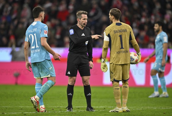 Referee Tobias Stieler in discussion with goalkeeper Oliver Baumann TSG 1899 Hoffenheim (01) Albian Hajdari TSG 1899 Hoffenheim (21) Soccer Bundesliga, Allianz Arena, Munich, Bavaria, Germany