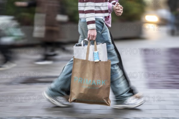 Pedestrian zone, passers-by hurrying, shopping between the years, exchanging, shopping bags, Kettwiger Straße, Essen, North Rhine-Westphalia, Germany