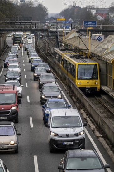 Traffic jam on the A40 motorway, in both directions, underground U18 in the middle lane, Friday, rush hour, view to the west, Essen, North Rhine-Westphalia, Germany