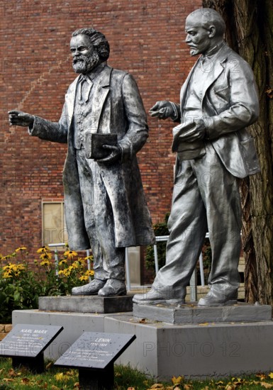 Statues of Karl Marx and Vladimir Ilyich Lenin in front of the Central Committee of the MLPD, Gelsenkirchen, Ruhr Area, North Rhine-Westphalia, Germany