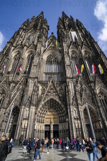 Cologne Cathedral, view of the west façade, on the north tower one of the rare occasions almost without scaffolding on the towers, main entrance, Cologne, Germany