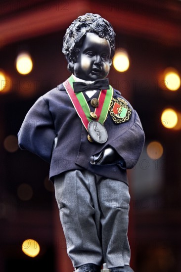 Replica of the bronze statue Manneken Pis by Jérôme Duquesnoy with costume, landmark, Brussels, Belgium