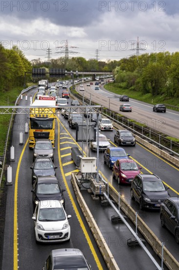 Weighing and barrier system on the A42 motorway, in front of the dilapidated motorway bridge over the Rhine-Herne Canal, between Bottrop and Essen, only vehicles up to 3.5 tonnes are allowed to drive over the bridge, heavy vehicles have to take detours, the motorway was completely closed there for over 3 months due to the damage, vehicle scales, traffic lights, here at the Bottrop-Süd exit in an easterly direction, North Rhine-Westphalia, Germany