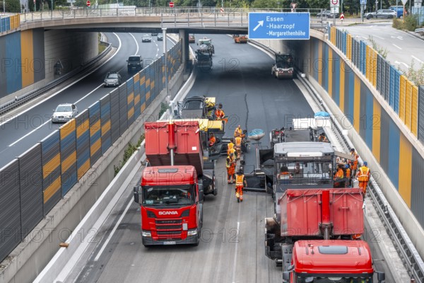 Rehabilitation of the A52 motorway near Essen, an 8 km long section between the Essen-Kettwig junction and the Essen-Ost motorway junction was completely renovated over a period of 9 years, 6 lanes, new drainage pipes, carriageway, bridges, noise barriers, traffic facilities, here the last section, direction Düsseldorf, new carriageway surface, laying of porous asphalt, whispering asphalt, at the Essen-Rüttenscheid junction, North Rhine-Westphalia, Germany
