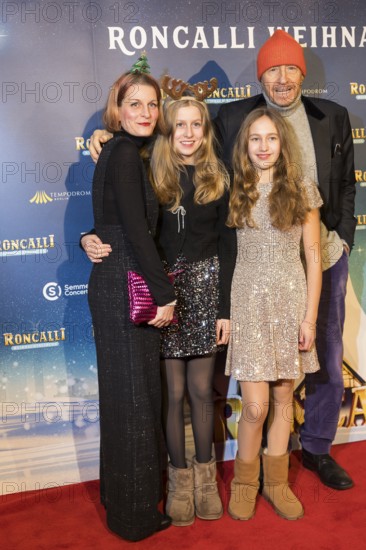 Reiner Schöne with his woman Anja Schöne and their children Charlotte-Sophie and Olivia at the premiere of the 20th Original Roncalli Weihnachtscircus in Berlin's Tempodrom on 20 December 2024