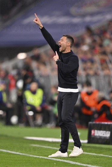 Coach Xabi Alonso Bayer 04 Leverkusen on the sidelines, gesture, gesture, Allianz Arena, Munich, Bavaria, Germany
