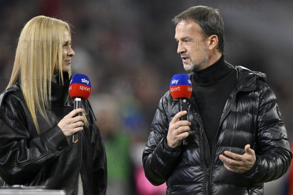 SKY presenter reporter Britta Hofmann interviewed microphone microphone logo TV expert Fredi Bobic, gesture gesture soccer Bundesliga, Allianz Arena, Munich, Bavaria, Germany
