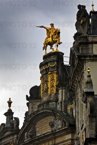 The golden horseman Charles de Lorraine on the guildhall L'Arbre d'Or, Guild of Brewers, Grand-Place, Grote Markt, Brussels, Belgium